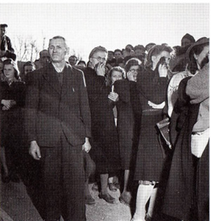 A photograph by Margaret Bourke-White, visit of inhabitants of Weimar, Buchenwald